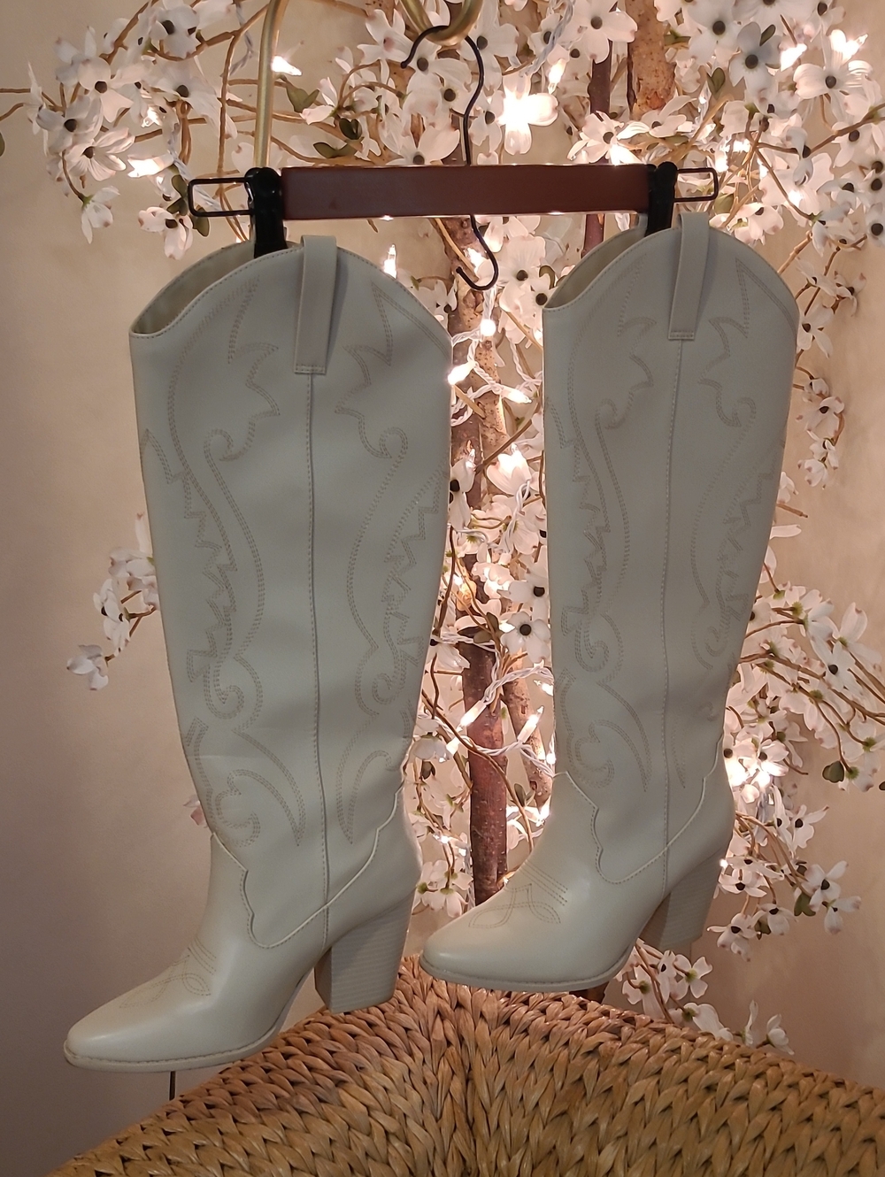Gorgeous Cream Cowboy Boots